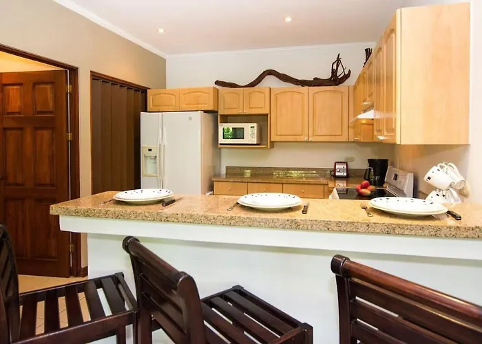 Сasa de vacaciones Beautiful In Peaceful Cliffside Location With A Private Balcony & Stunning Ocean And Mountain Views